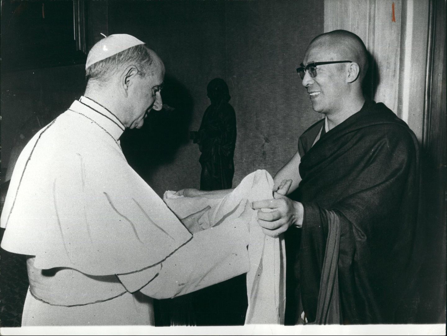 Der Dalai Lama und Papst Paul VI begrüßen sich