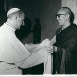 Der Dalai Lama und Papst Paul VI begrüßen sich