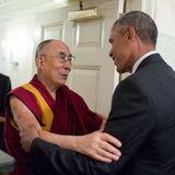 Der Dalai Lama und Obama begrüßen sich