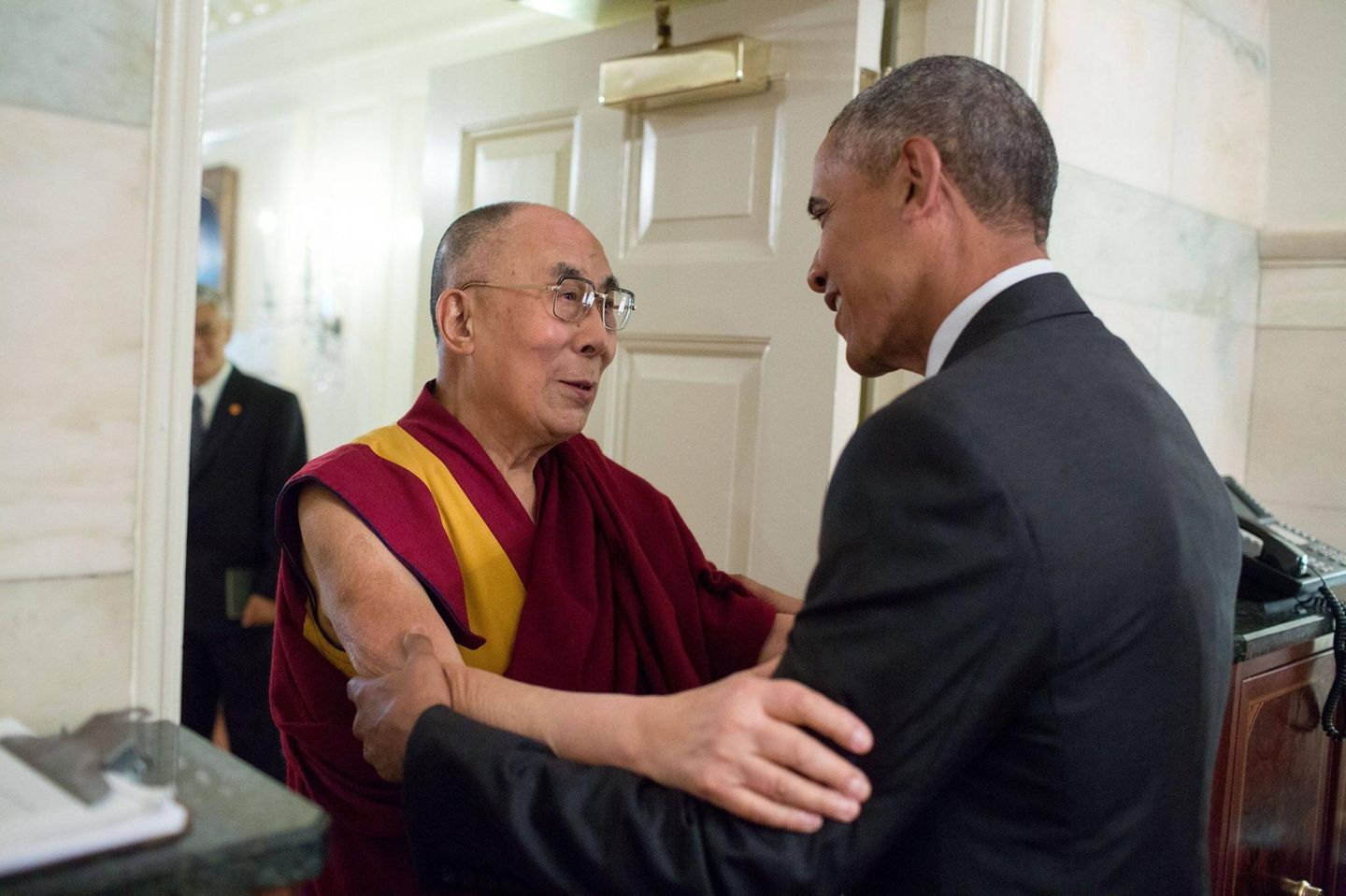 Der Dalai Lama und Obama begrüßen sich