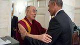 Der Dalai Lama und Obama begrüßen sich