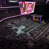 Eine Eventhalle während einer Veranstaltung mit dem Dalai Lama