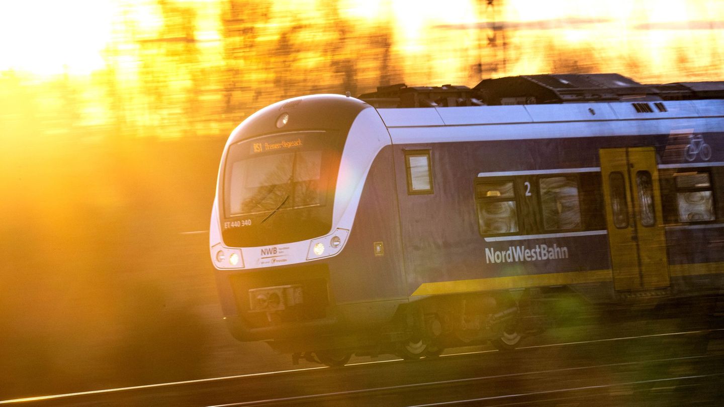 Einige Bahn-Fahrgäste wählten laut der Bundespolizei den Notruf, nachdem der Zug auf freier Strecke stoppte