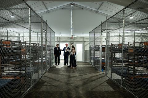 Düstere Bilder einer erbarmungslosen Politik: US-Präsident Donald Trump (mit roter Kappe) hat am Dienstag ein als "Alligator Alcatraz" bezeichnetes neues Abschiebegefängnis in den Sümpfen Floridas besucht.