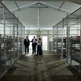 Düstere Bilder einer erbarmungslosen Politik: US-Präsident Donald Trump (mit roter Kappe) hat am Dienstag ein als "Alligator Alcatraz" bezeichnetes neues Abschiebegefängnis in den Sümpfen Floridas besucht.