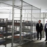 Bei dem Gefängnis handelt es sich im Prinzip um große Zelte, in denen Gitterkäfige voller Stockbetten untergebracht sind.