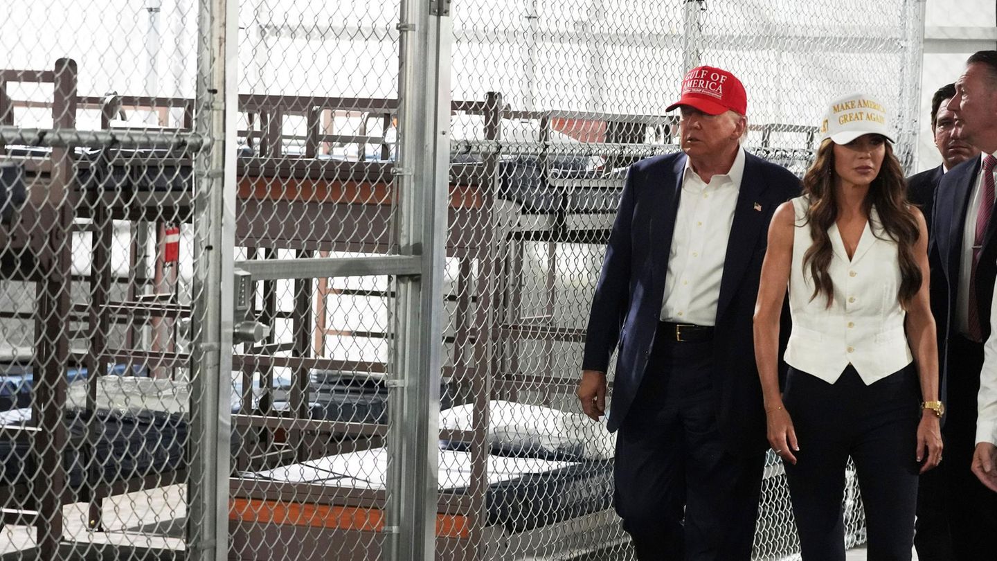 In der neuen Einrichtung, die Trump mit US-Heimatschutzministerin Kristi Noem (rechts) inspizierte, sollen bis zu 5000 Menschen untergebracht werden können, die hier auf ihre Abschiebung warten müssen
