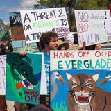 An der Zufahrtstraße zu dem neuen Abschiebegefängnis protestierten Demonstranten mit Plakaten gegen das Projekt.
