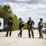 Sicherheitskräfte bewachen die Zufahrt zu den Gefängniszelten in den Everglades.