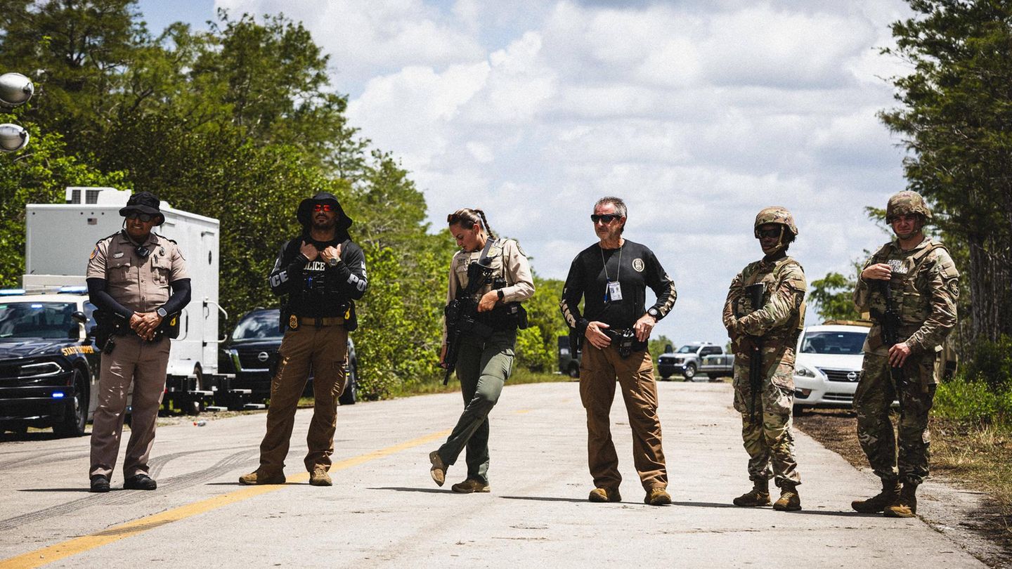 Sicherheitskräfte bewachen die Zufahrt zu den Gefängniszelten in den Everglades.