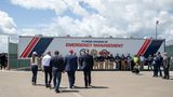 Den Besuch nutzte Trump, um symbolträchtige Härte gegen illegale Einwanderer zu demonstrieren. Der Bau der Einrichtung geht auf eine Initiative von Floridas Gouverneur Ron de Santis zurück. Trumps einstiger innerparteilicher Rivale war ebenso vor Ort.