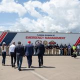 Den Besuch nutzte Trump, um symbolträchtige Härte gegen illegale Einwanderer zu demonstrieren. Der Bau der Einrichtung geht auf eine Initiative von Floridas Gouverneur Ron de Santis zurück. Trumps einstiger innerparteilicher Rivale war ebenso vor Ort.