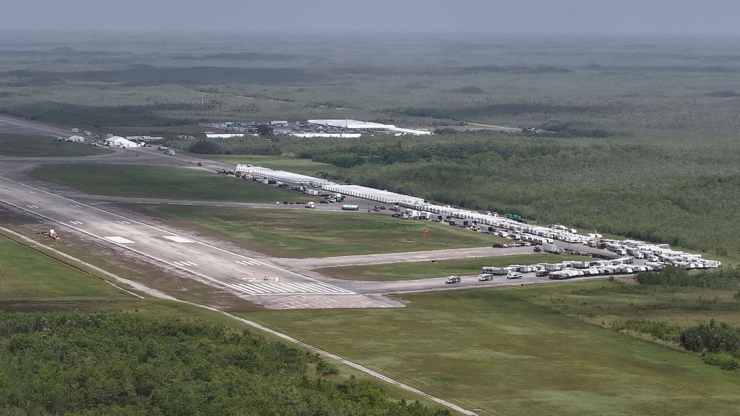 Der Komplex liegt abgelegen auf einem Flugfeld mitten in den von Alligatoren bewohnten Sümpfen der Everglades. Die Reptilien bezeichnete Trump bei seinem Besuch als kostengünstige "Polizisten".