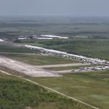 Der Komplex liegt abgelegen auf einem Flugfeld mitten in den von Alligatoren bewohnten Sümpfen der Everglades. Die Reptilien bezeichnete Trump bei seinem Besuch als kostengünstige "Polizisten".