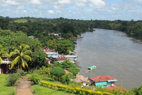 Bei El Castillo in Nicaragua windet sich der Río San Juan in Bögen durchs Land