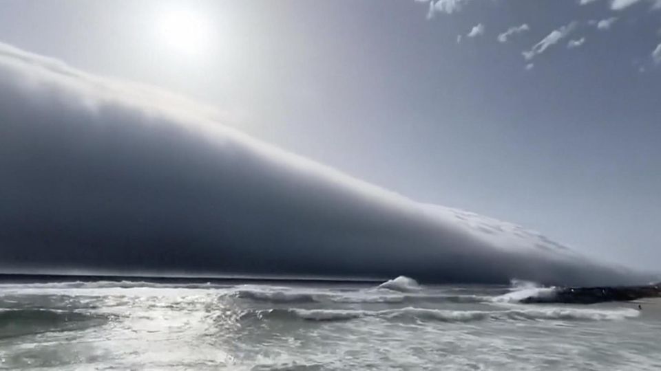 Seltenes Naturspektakel: Gewaltige Rollwolke baut sich vor Portugals Küste auf Riesige Rollwolke bewegt sich auf portugiesisches Festland zu