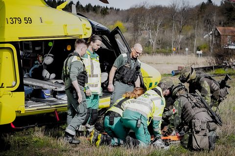 Bei einer Zivilschutzübung in Schweden wird ein Verletzter versorgt
