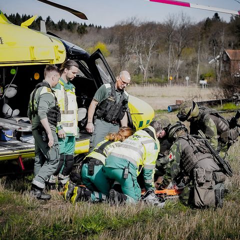 Bei einer Zivilschutzübung in Schweden wird ein Verletzter versorgt