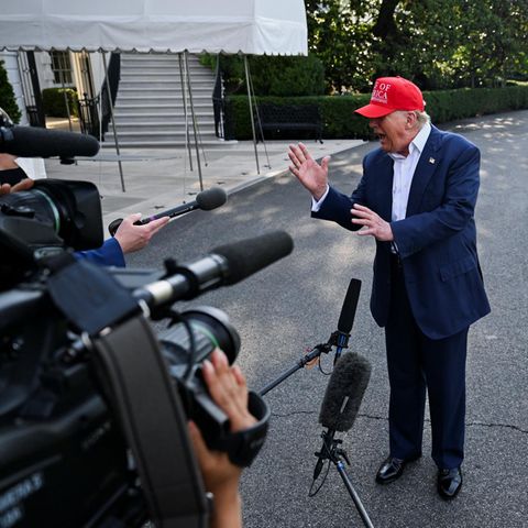 US Präsident Donald Trump spricht mit der Presse