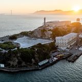 Der Name "Alligator Alcatraz" spielt auf die berühmte Gefängnisinsel in der Bucht von San Francisco an. Trump hatte kürzlich damit geliebäugelt, das ehemalige Hochsicherheitsgefängnis und heutige Museum wieder in Betrieb zu nehmen – was Experten für praktisch schwierig halten