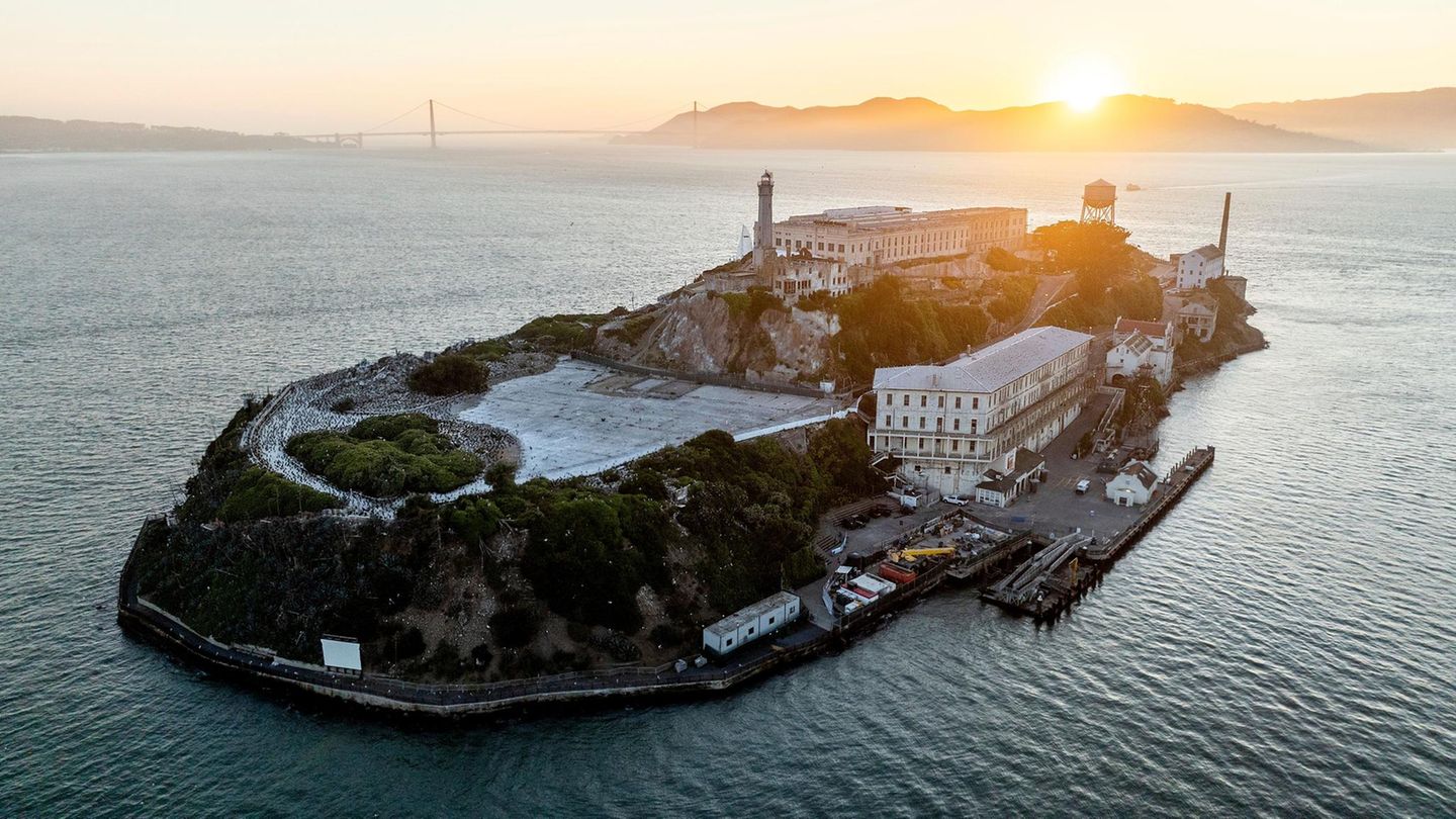Der Name "Alligator Alcatraz" spielt auf die berühmte Gefängnisinsel in der Bucht von San Francisco an. Trump hatte kürzlich damit geliebäugelt, das ehemalige Hochsicherheitsgefängnis und heutige Museum wieder in Betrieb zu nehmen – was Experten für praktisch schwierig halten