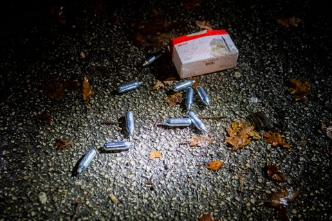 Lachgaskartuschen liegen auf einer Straße
