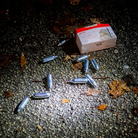 Lachgaskartuschen liegen auf einer Straße