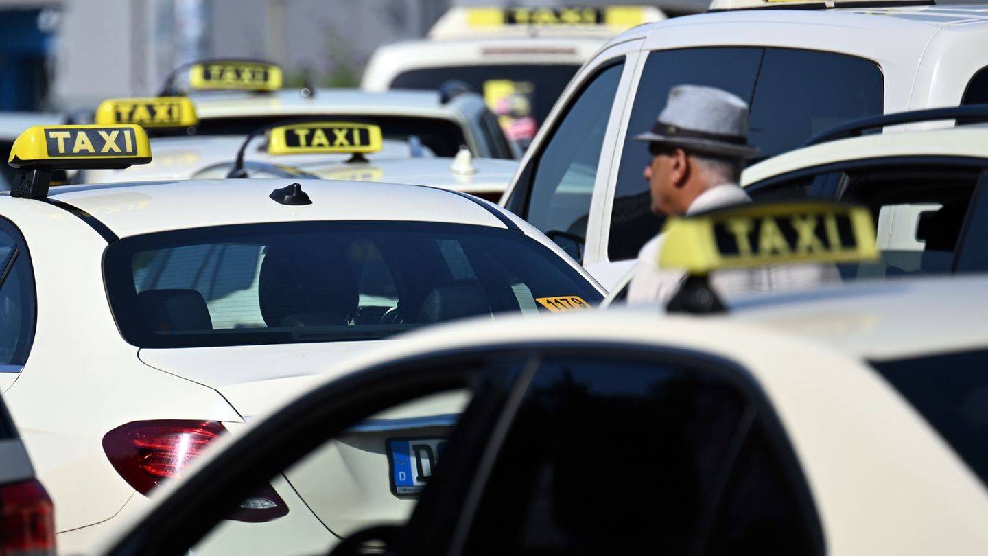 Dissatisfied taxi drivers: nationwide taxi protest
