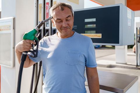 Verwirrende Benzinpreise: Autofahrer hält sich Zapfpistole an den Kopf