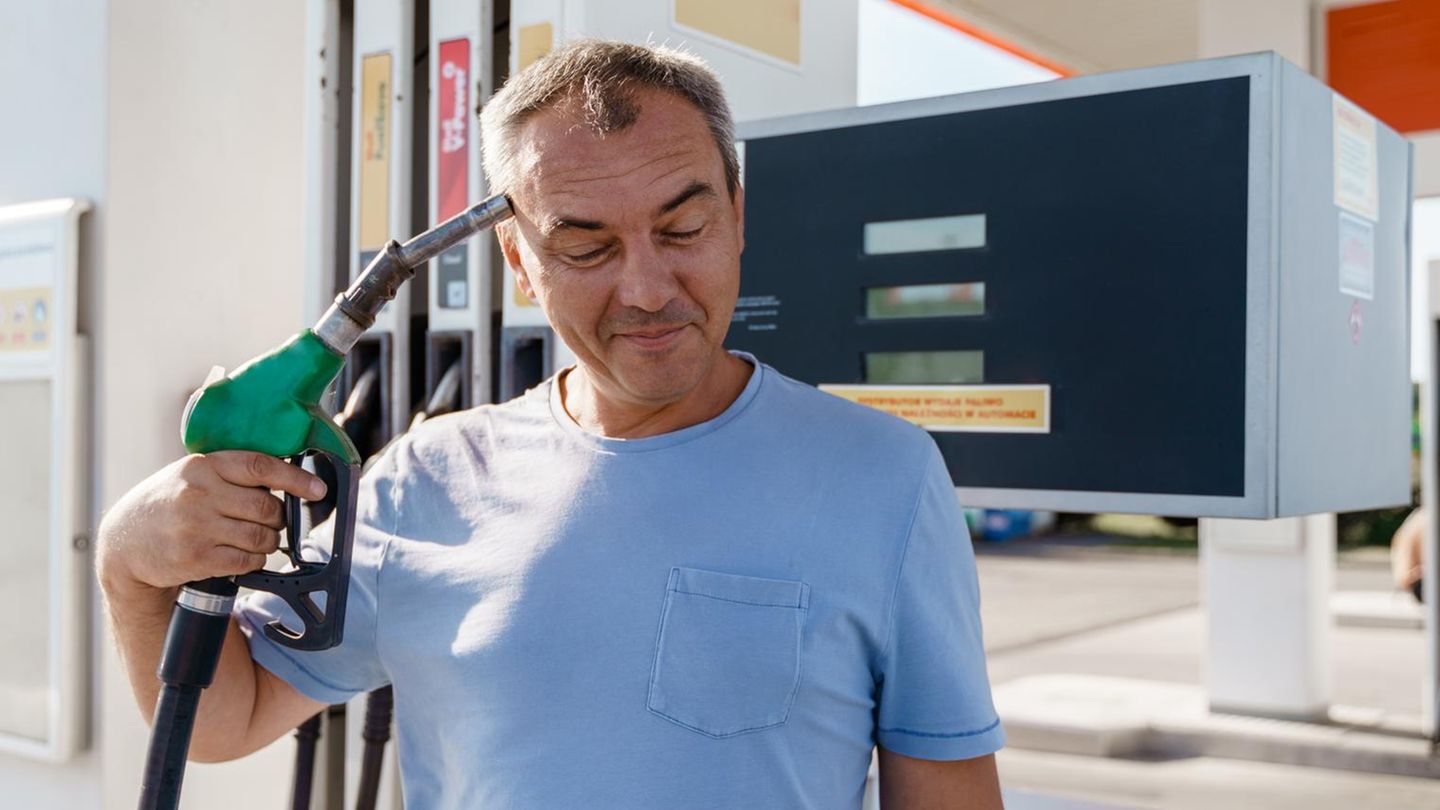 Petrol prices fall too slowly: the rocket-and-spring effect