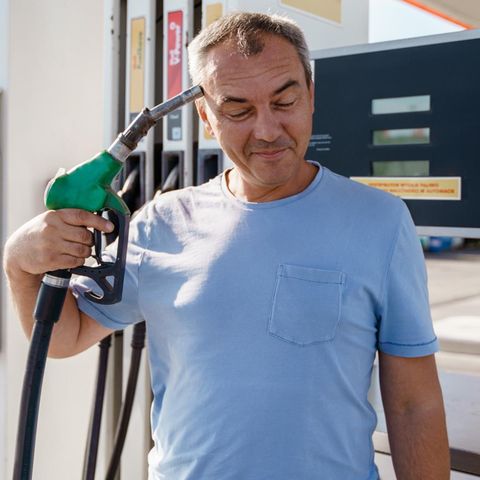 Verwirrende Benzinpreise: Autofahrer hält sich Zapfpistole an den Kopf