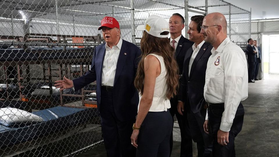 Trump eröffnet "Alligator Alcatraz" in den Everglades