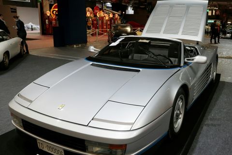 Ein Ferrari Testarossa von 1986 bei einer Ausstellung.