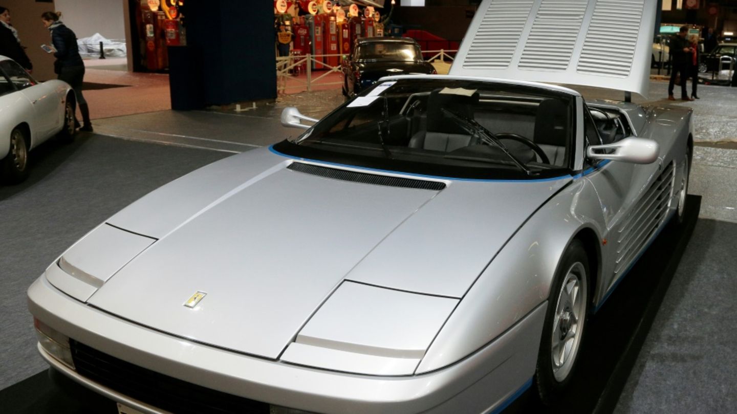 Ein Ferrari Testarossa von 1986 bei einer Ausstellung.