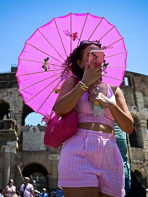 Bella figura bei 40 Grad: Füße in den Brunnen stecken? Kopf ins kühlende Wasser tauchen? In Rom niemals!