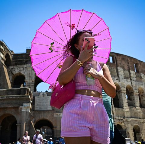 Bella figura bei 40 Grad: Füße in den Brunnen stecken? Kopf ins kühlende Wasser tauchen? In Rom niemals!