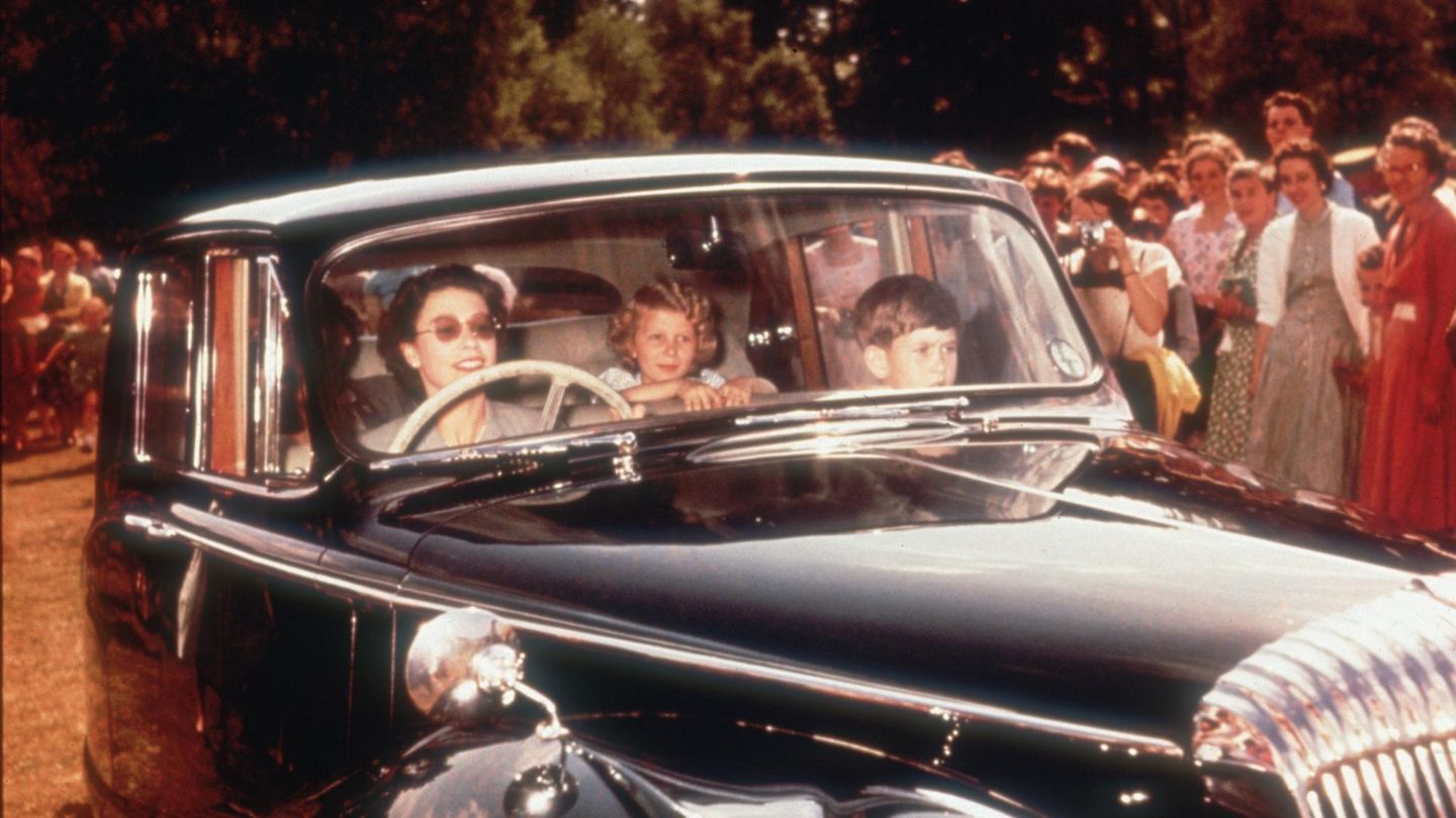 Queen Elizabeth II im Daimler mit Prinz Charles und Prinzessin Anne im Jahr 1957