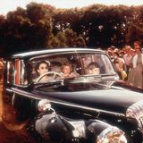Queen Elizabeth II im Daimler mit Prinz Charles und Prinzessin Anne im Jahr 1957