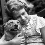 Als kleines Mädchen kuschelt Elizabeth sich 1936 an ihren Hund
