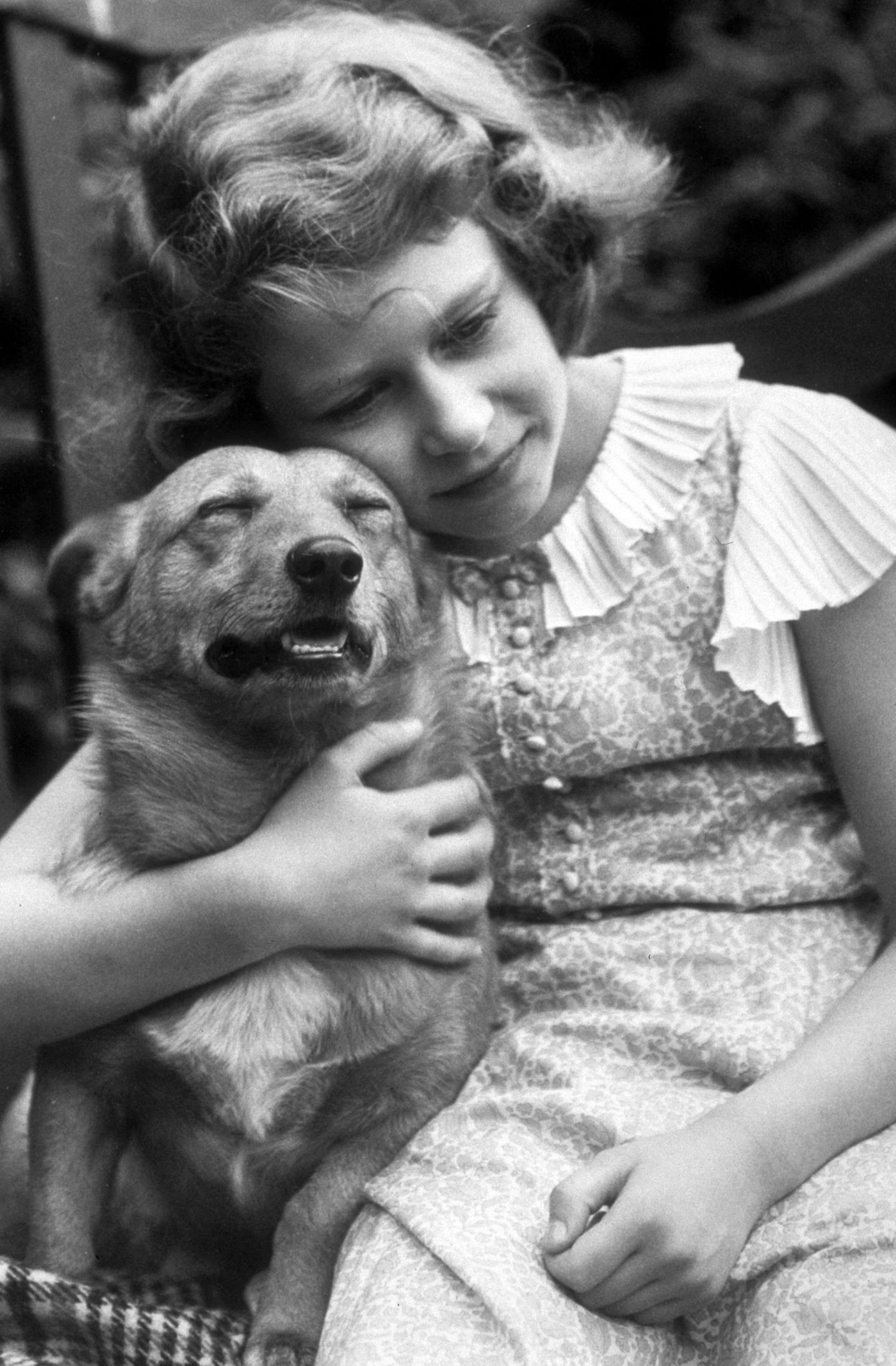 Als kleines Mädchen kuschelt Elizabeth sich 1936 an ihren Hund