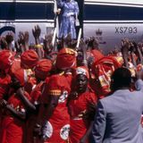 Queen Elizabeth II. steigt 1979 in Malawi aus einem Flugzeug und winkt den wartenden Menschen