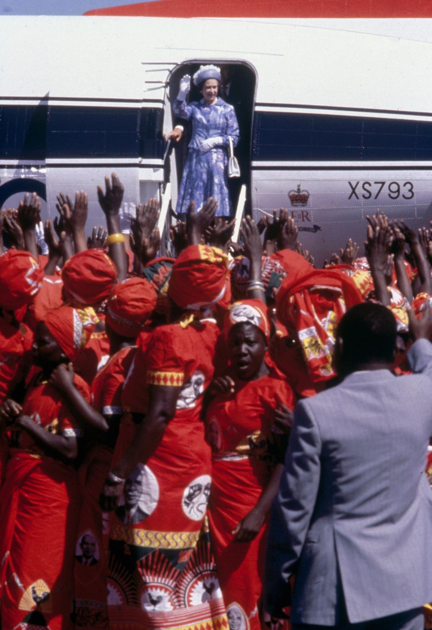 Queen Elizabeth II. steigt 1979 in Malawi aus einem Flugzeug und winkt den wartenden Menschen