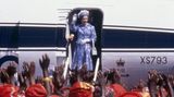 Queen Elizabeth II. steigt 1979 in Malawi aus einem Flugzeug und winkt den wartenden Menschen