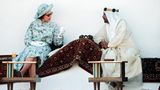 Queen Elizabeth II trinkt 1979 Tee mit dem Emir von Bahrain
