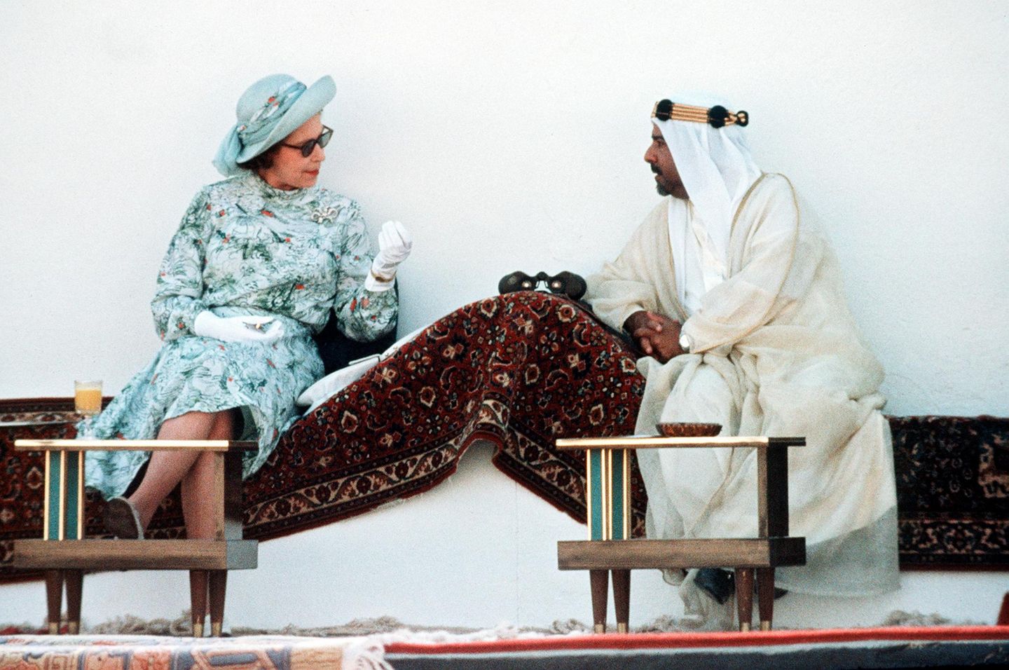 Queen Elizabeth II trinkt 1979 Tee mit dem Emir von Bahrain
