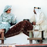 Queen Elizabeth II trinkt 1979 Tee mit dem Emir von Bahrain