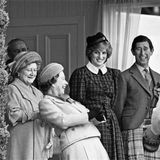 Die Royal Family im Jahr 1982 lachend