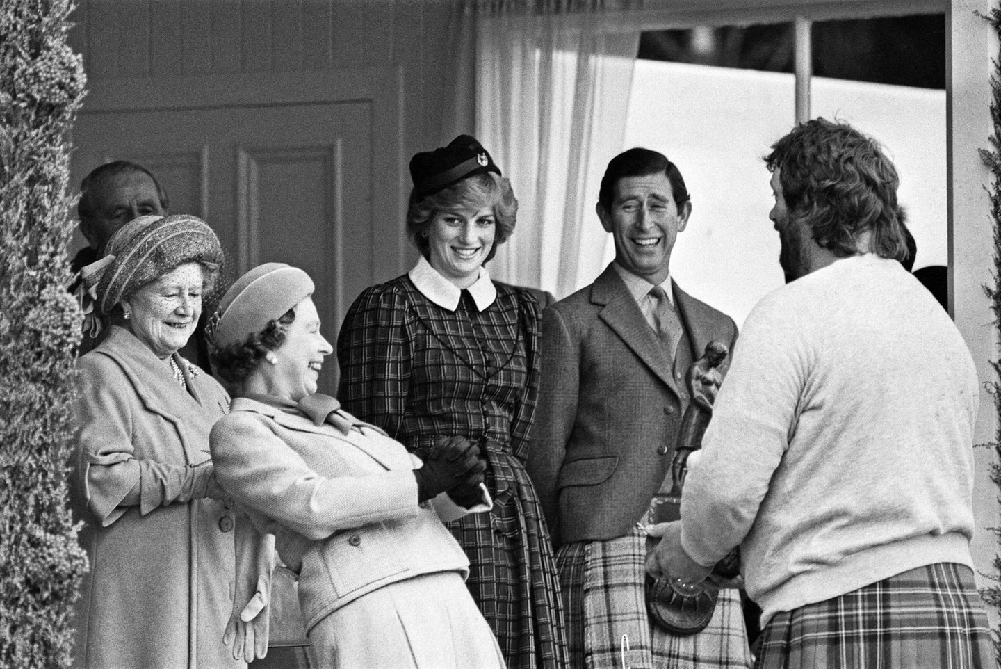 Die Royal Family im Jahr 1982 lachend