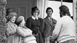Die Royal Family im Jahr 1982 lachend
