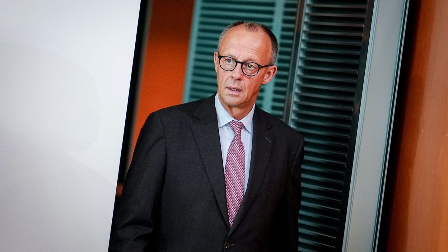 Rainbow flag: “No circus tent”: Merz statement ensures outrage